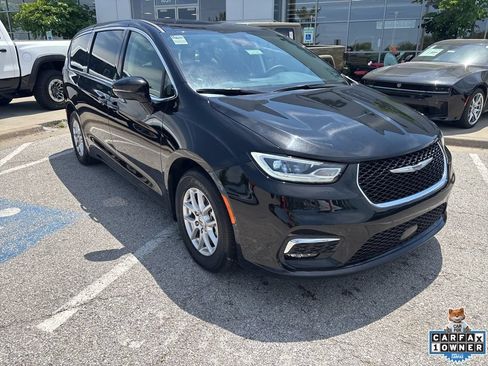 Used 2024 Chrysler Pacifica Touring-L FWD image 7