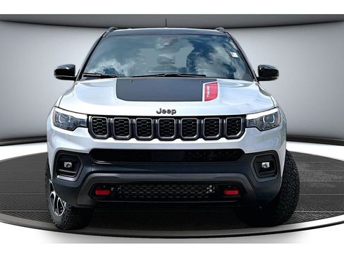 Used 2025 Jeep Compass Trailhawk w/ Trailhawk Elite Group AWD/4WD image 4