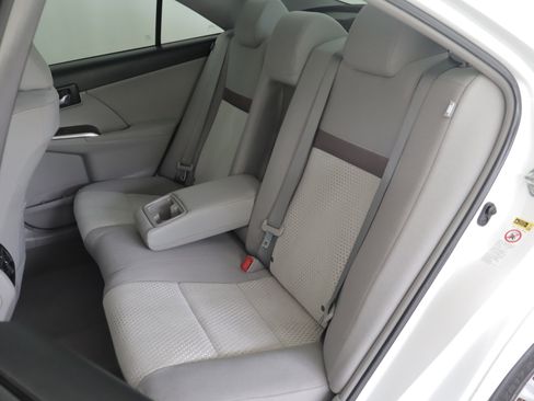 Used 2012 Toyota Camry XLE w/ Convenience Pkg FWD image 9