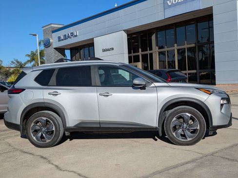 Used 2024 Nissan Rogue SV w/ SV Premium Package image 3