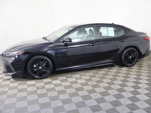 Used 2025 Toyota Camry SE image 15