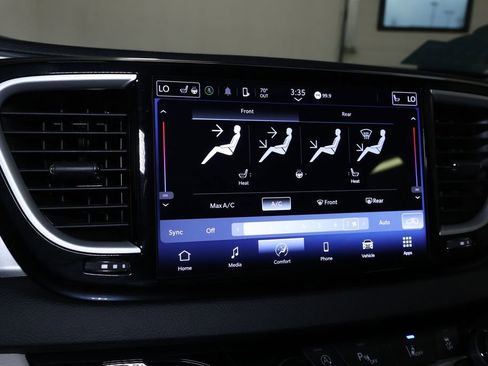 Used 2024 Chrysler Pacifica Touring-L image 32