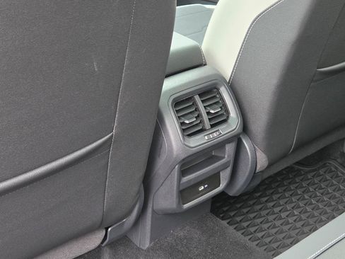 Certified 2025 Volkswagen Taos SE w/ Panoramic Sunroof Package FWD image 43