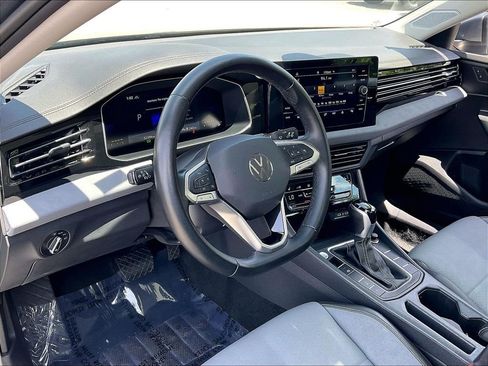 Used 2025 Volkswagen Jetta SE FWD image 8