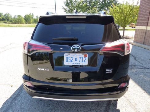 Used 2018 Toyota RAV4 XLE AWD/4WD image 8