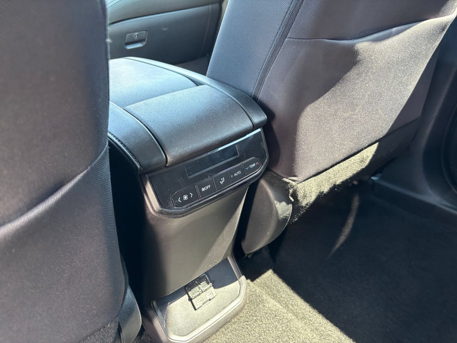 Used 2025 Toyota Highlander LE FWD image 24