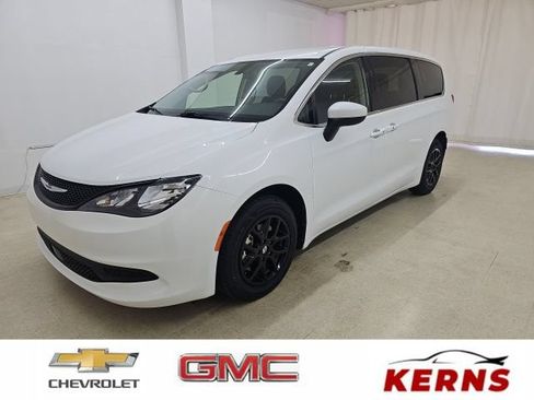 Used 2022 Chrysler Voyager LX FWD image 1