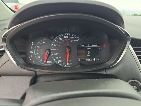 Used 2022 Chevrolet Trax LT w/ LT Convenience Package FWD image 19
