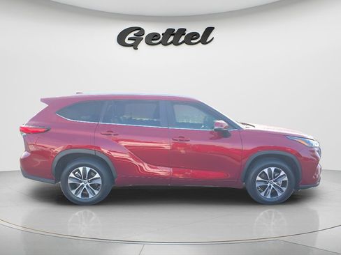 Used 2023 Toyota Highlander XLE FWD image 4