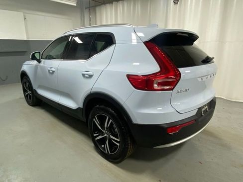 Used 2025 Volvo XC40 B5 Core image 2
