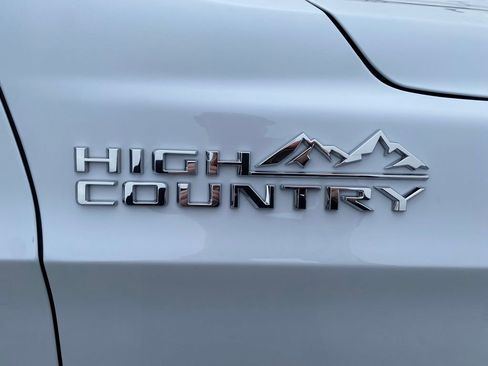 New 2026 Chevrolet Suburban High Country image 38