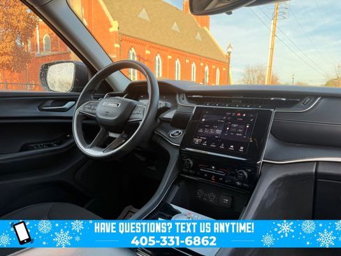 Used 2023 Jeep Grand Cherokee L Laredo image 3