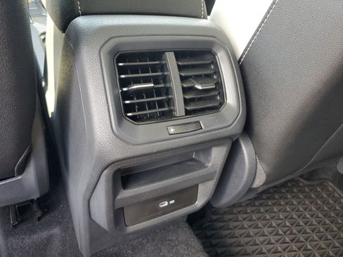 Used 2025 Volkswagen Taos SE w/ Panoramic Sunroof Package image 16