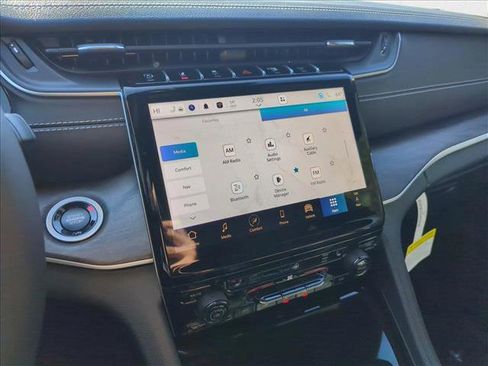 New 2025 Jeep Grand Cherokee Limited w/ Black Appearance Package image 16