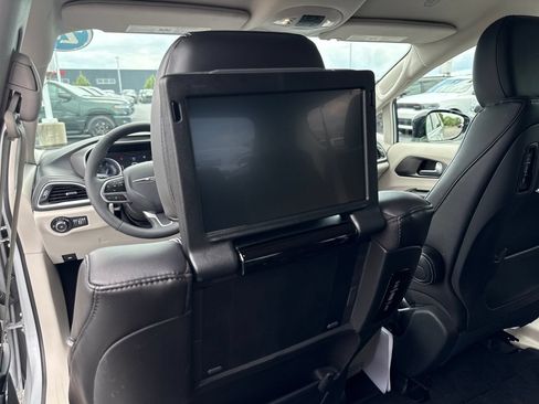 Used 2024 Chrysler Pacifica Touring-L w/ Uconnect Theater Family Group FWD image 15