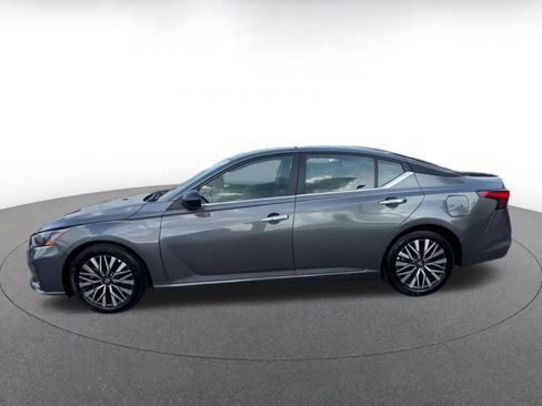 Used 2025 Nissan Altima 2.5 SV FWD image 9