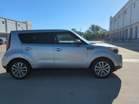 Used 2018 Kia Soul + image 4