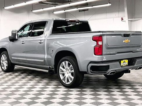 Used 2024 Chevrolet Silverado 1500 High Country w/ High Country Premium Package image 2
