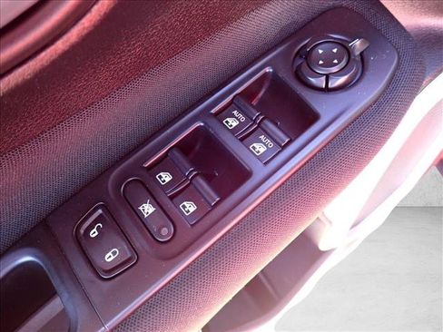 Used 2018 Jeep Renegade Latitude FWD image 13