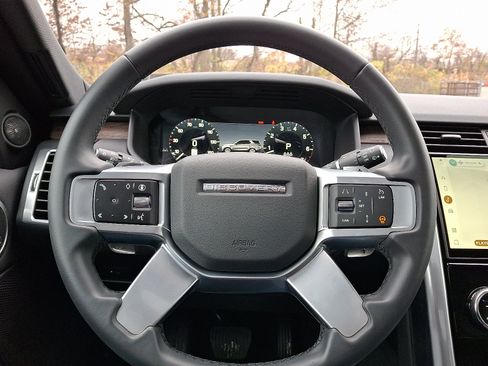 Used 2025 Land Rover Discovery S AWD/4WD image 19