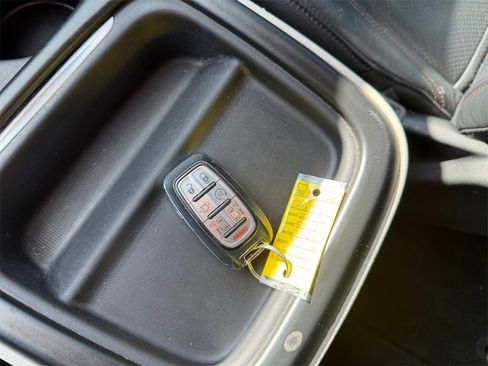 Used 2020 Chrysler Pacifica Touring-L w/ Tire & Wheel Group image 31