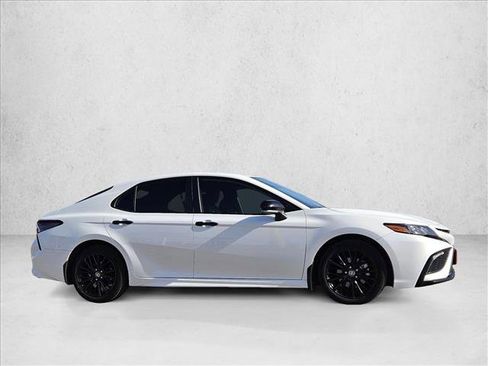 Used 2022 Toyota Camry SE image 4