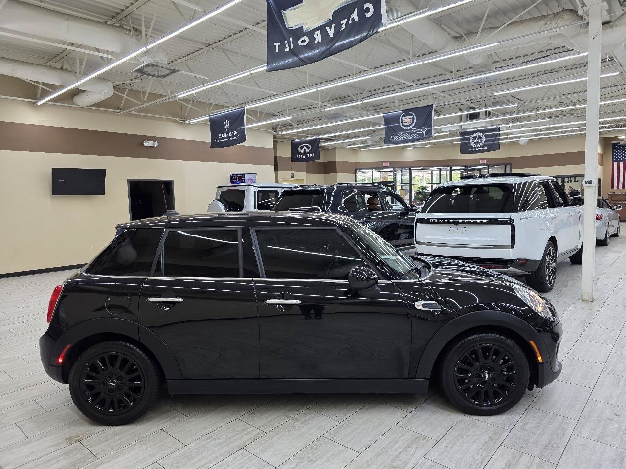 Used 2018 MINI Cooper 4-Door Hardtop w/ Signature Line Package FWD image 5