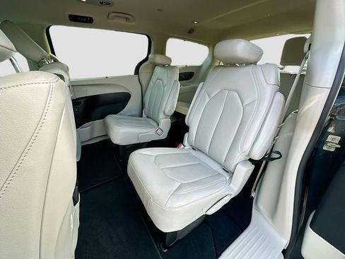 Used 2020 Chrysler Pacifica Touring-L Plus w/ Advanced Safetytec Group image 24