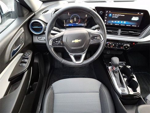 Certified 2024 Chevrolet Trax LT w/ Driver Confidence Package image 12