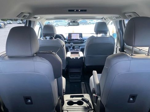 Used 2022 Toyota Sienna XLE image 10
