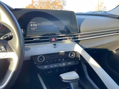 Used 2025 Hyundai Elantra Limited image 18