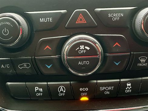 Used 2019 Jeep Grand Cherokee Laredo image 15