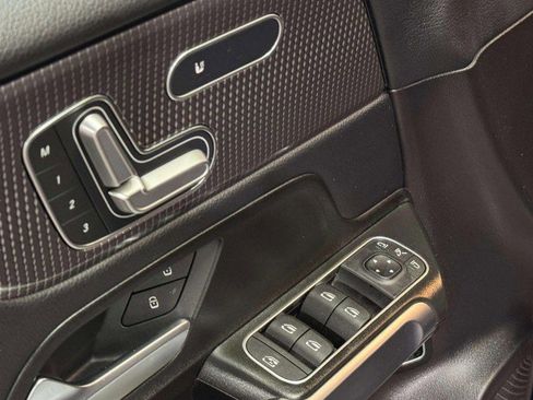 Used 2021 Mercedes-Benz GLB 250 image 29