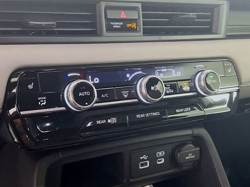 Used 2025 Honda Pilot Touring image 11