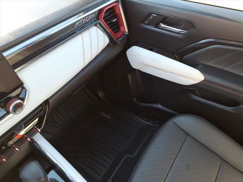 Used 2024 GMC Canyon AT4X image 29