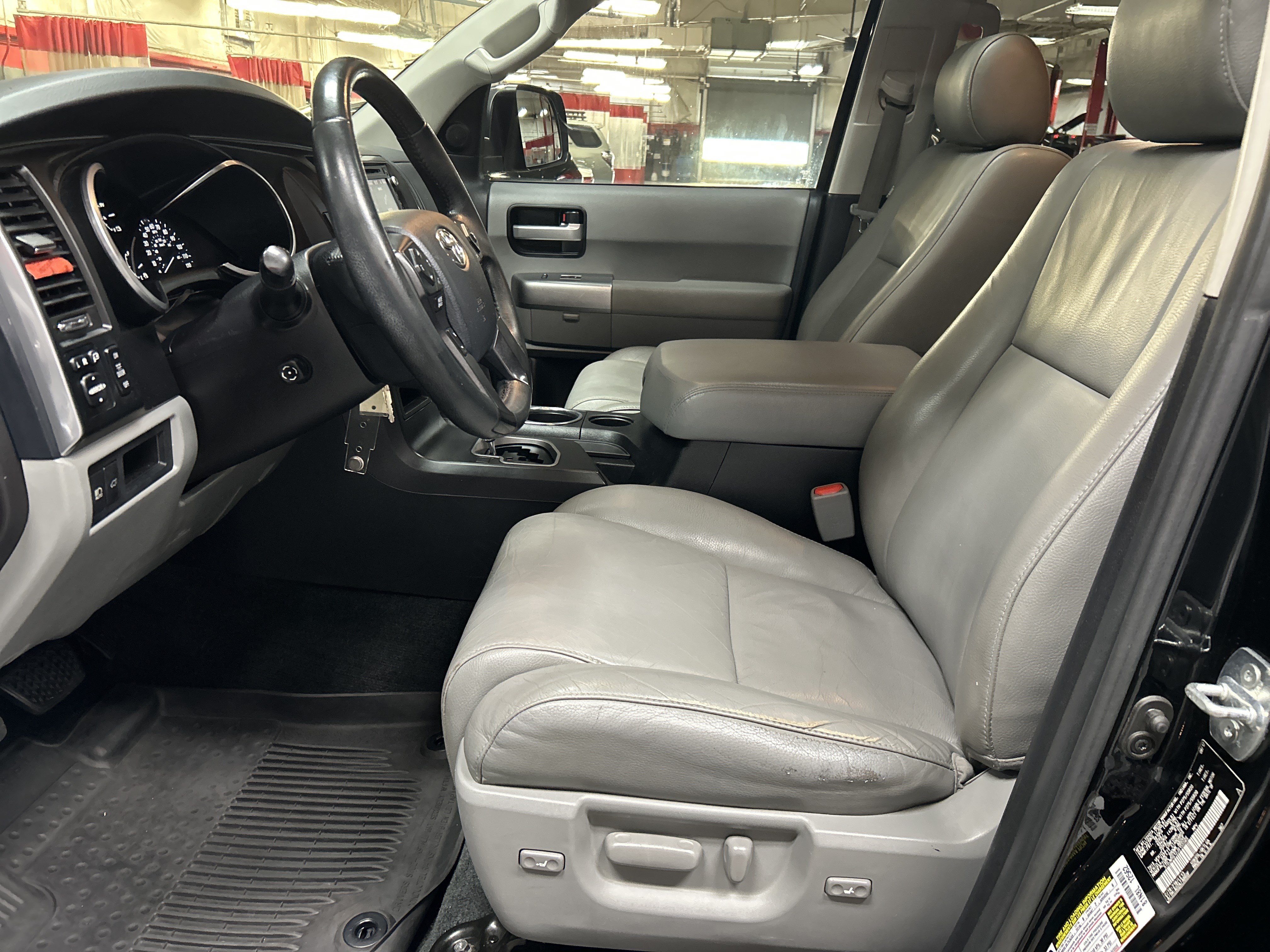 Used 2018 Toyota Sequoia Limited w/ Safety & Convenience Package AWD/4WD image 16