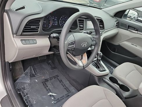 Used 2019 Hyundai Elantra SE image 17