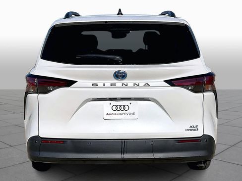 Used 2022 Toyota Sienna XLE image 4