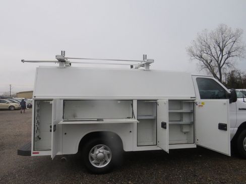 Used 2023 Ford E-350 and Econoline 350 Super Duty w/ Power Windows & Locks Group image 21