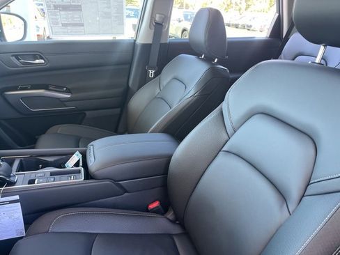 New 2025 Nissan Pathfinder SL image 8