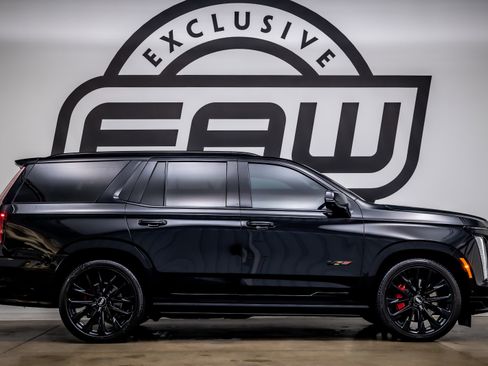 Used 2025 Cadillac Escalade V w/ LPO, ONYX Package image 8