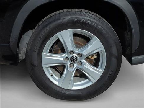 Used 2020 Toyota Highlander LE FWD image 9