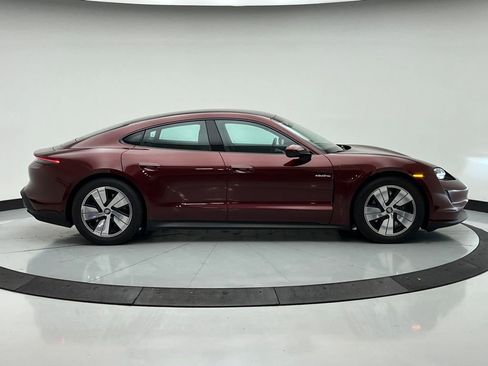 Used 2022 Porsche Taycan image 8