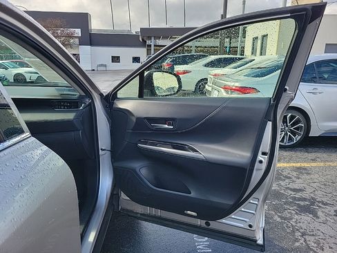 Used 2021 Toyota Venza LE image 9