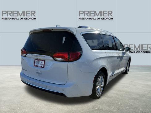 Used 2018 Chrysler Pacifica Touring-L FWD image 5