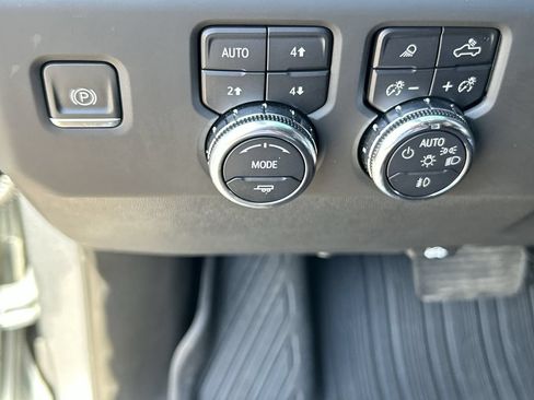 Used 2024 GMC Sierra 3500 Denali w/ Technology Package AWD/4WD image 18