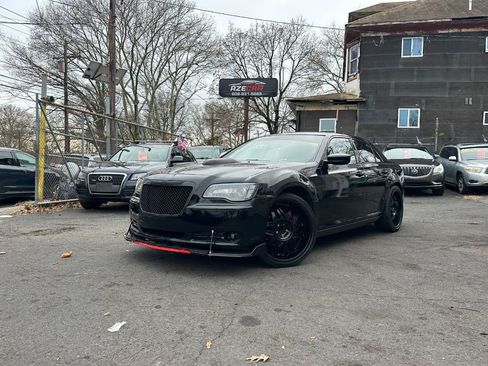 Used 2014 Chrysler 300 C RWD image 3