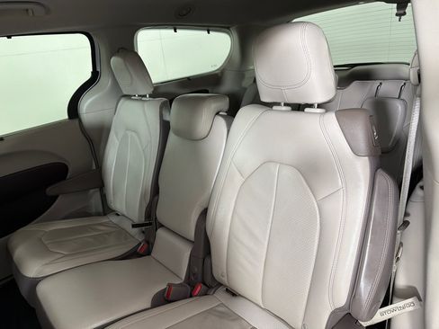 Used 2018 Chrysler Pacifica Touring-L FWD image 18