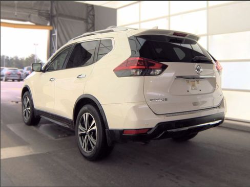 Used 2019 Nissan Rogue SV w/ Premium Package FWD image 3