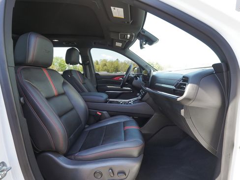Used 2024 Chevrolet Traverse RS FWD image 37